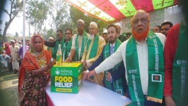 দুস্থ-অসহায় পরিবারের সদস্যদের হাতে খাদ্যসামগ্রী তুলে দিলেন ধর্মমন্ত্রী