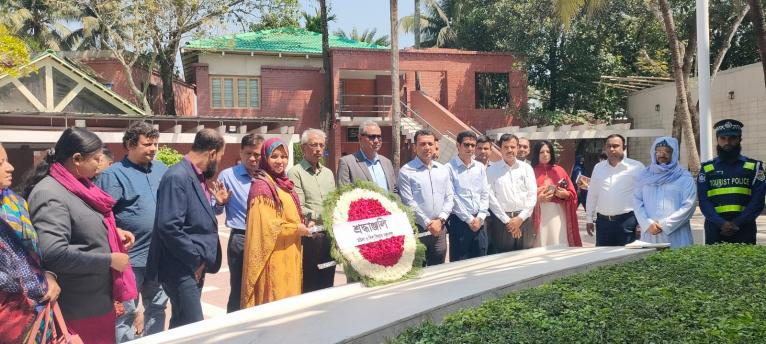 টুঙ্গিপাড়ায় জাতির পিতার সমাধিতে মহিলা ও শিশু বিষয়ক মন্ত্রণালয়ের অতিরিক্ত সচিবের শ্রদ্ধা