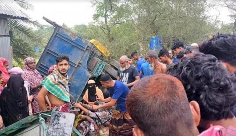 টোলপ্লাজায় দাঁড়িয়ে থাকা কয়েকটি গাড়িকে ট্রাকের ধাক্কা, ১১ জনের মৃত্যু