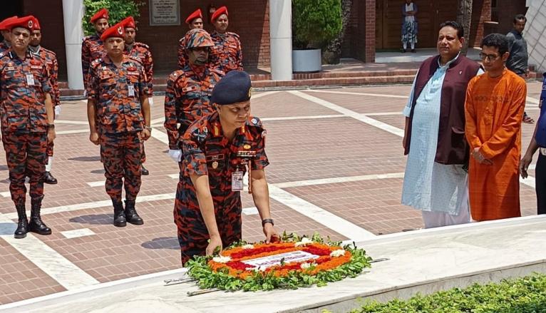 বঙ্গবন্ধুর সমাধিতে ফায়ার সার্ভিসের মহাপরিচালকের শ্রদ্ধা