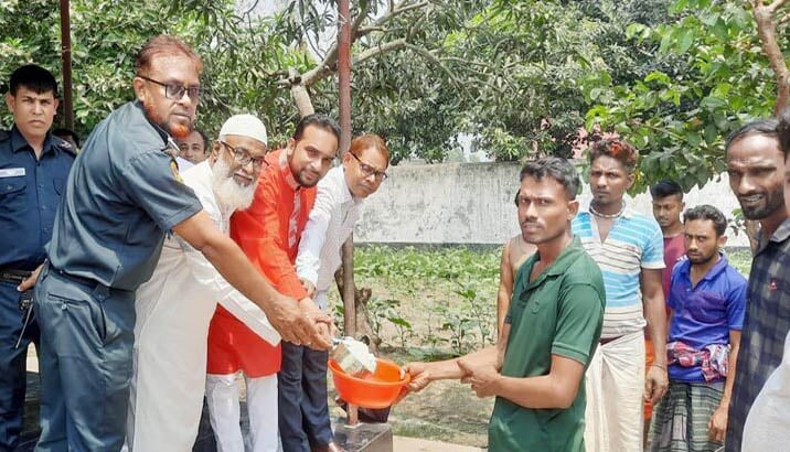 নববর্ষে ১৩০০ বন্দিকে উন্নত খাবার দিলেন গণপূর্তমন্ত্রী