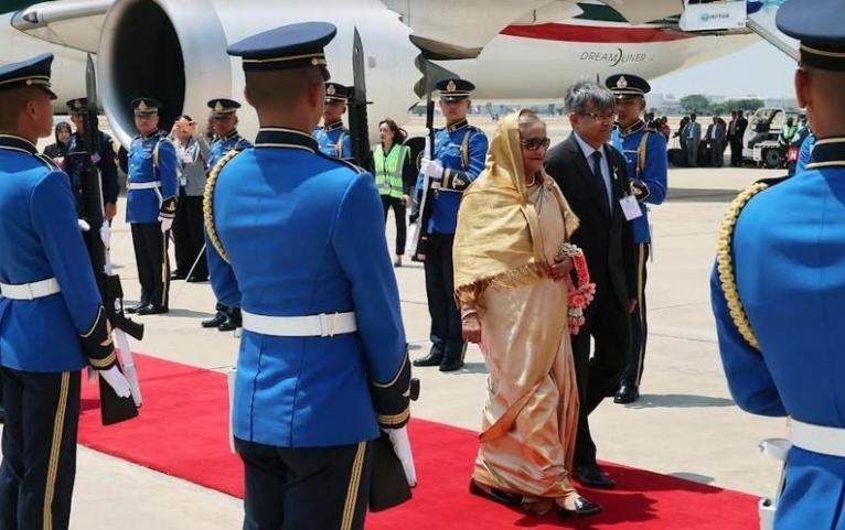 থাইল্যান্ডে প্রধানমন্ত্রীকে লাল গালিচা সংবর্ধনা