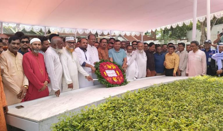 প্রধানমন্ত্রীর স্বদেশ প্রত্যাবর্তণ দিবসে বঙ্গবন্ধুর সমাধিতে টুঙ্গিপাড়া আওয়ামী লীগের শ্রদ্ধা