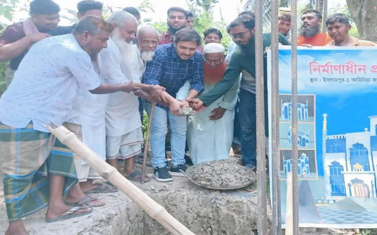 ইসলামপুর-১ আমিনিয়া জামে মসজিদের নির্মাণ কাজের উদ্বোধন করলেন যুবনেতা বাবু