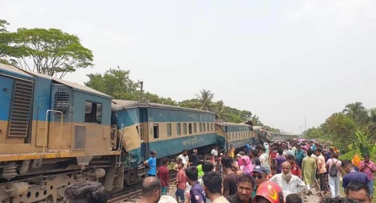 গাজীপুরে দুই ট্রেনের মুখোমুখি সংঘর্ষে চালকসহ ৪ জন আহত, ৭ বগি লাইনচ্যুত