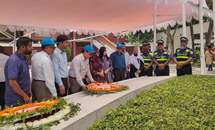 জাতির পিতার সমাধিতে পানি সম্পাদ মন্ত্রণালয়ের অতিরিক্ত সচিবের শ্রদ্ধা