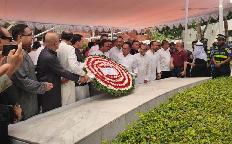 জাতির পিতার সমাধিতে বিজিএমইএ’র নবনির্বাচিত কমিটির শ্রদ্ধা