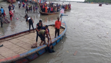 মোংলায় অর্ধশতাধিক যাত্রী নিয়ে নৌকাডুবি