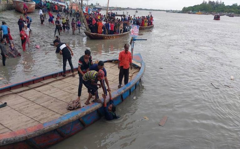 মোংলায় অর্ধশতাধিক যাত্রী নিয়ে নৌকাডুবি