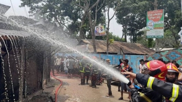 ভোটকেন্দ্রের সামনে ব্যবস্থা প্রতিষ্ঠানে আগুন, পুড়ে ছাই ১৩ দোকান