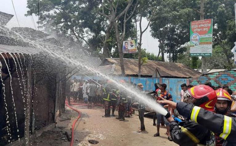 ভোটকেন্দ্রের সামনে ব্যবস্থা প্রতিষ্ঠানে আগুন, পুড়ে ছাই ১৩ দোকান