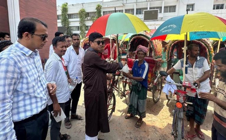 শ্রমিক দিবসে রিকশাওলাদের মাঝে ছাতা বিতরণ করলেন ডিসি