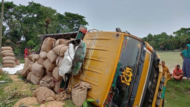 সাতক্ষীরায় ধান বোঝাই ট্রাক উল্টে দুই শ্রমিক নিহত