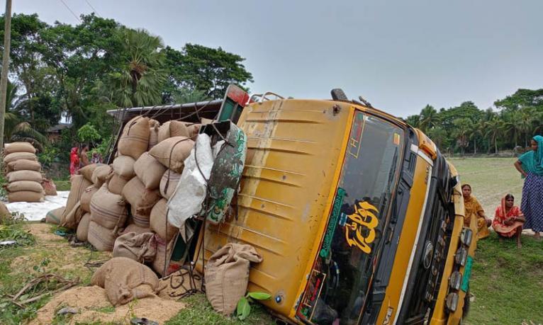 সাতক্ষীরায় ধান বোঝাই ট্রাক উল্টে দুই শ্রমিক নিহত