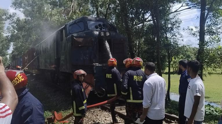 মিরসরাইয়ে ট্রেনের ইঞ্জিনে আগুন, সাড়ে ৩ ঘণ্টা চলাচল বন্ধ