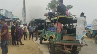 রাঙ্গামাটিতে সড়কে ৭ ঘণ্টা আটকা তিন শতাধিক পর্যটক