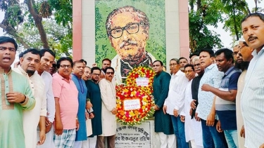 ৬ দফা দিবসে দিনাজপুরে বঙ্গবন্ধুর প্রতিকৃতিতে শ্রদ্ধা