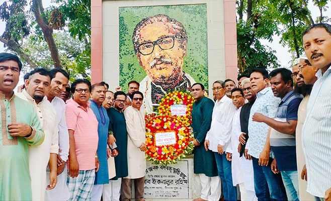 ৬ দফা দিবসে দিনাজপুরে বঙ্গবন্ধুর প্রতিকৃতিতে শ্রদ্ধা