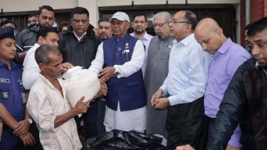 সিলেটে বন্যার্তদের মধ্যে সরকারি ত্রাণ তৎপরতা অব্যাহত