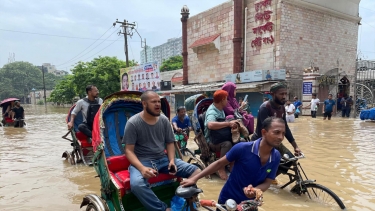 পানির নিচে নিউমার্কেট, কয়েক কোটি টাকার ক্ষতির মুখে ব্যবসায়ীরা