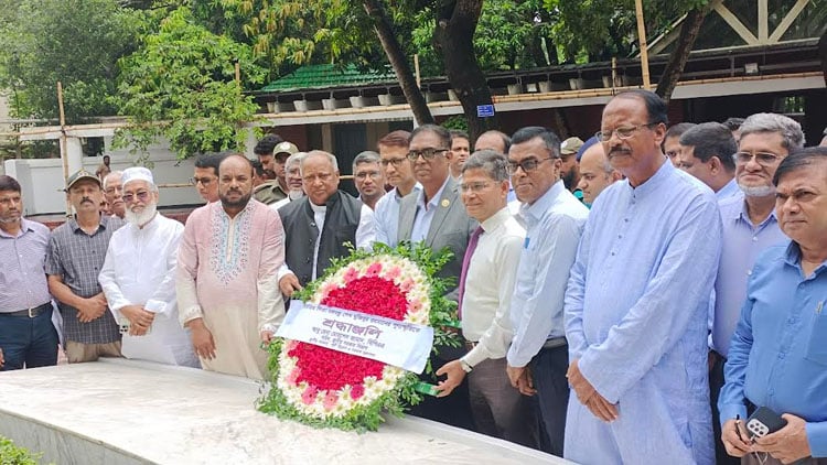 জাতির পিতার সমাধিতে স্থানীয় সরকার বিভাগের নতুন সচিবের শ্রদ্ধা