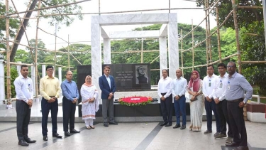 বঙ্গবন্ধুর প্রতিকৃতিতে বেজার নির্বাহী চেয়ারম্যানের শ্রদ্ধা