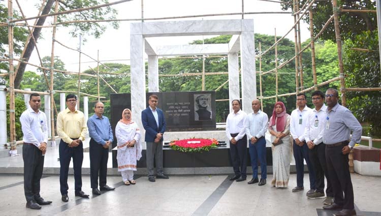 বঙ্গবন্ধুর প্রতিকৃতিতে বেজার নির্বাহী চেয়ারম্যানের শ্রদ্ধা