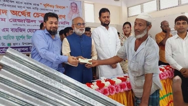 পিরোজপুরে প্রধানমন্ত্রীর ত্রাণ ও কল্যাণ তহবিলের ঢেউটিন বিতরণ