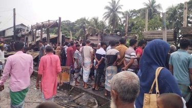 লক্ষ্মীপুরের মজুচৌধুরী হাটে অগ্নিকান্ডে পুড়ে গেছে ১৭টি দোকান