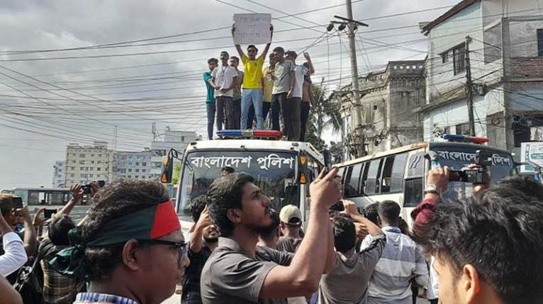 শিক্ষার্থীদের বাধায় ঢাকা-নারায়ণগঞ্জ ট্রেন বন্ধ