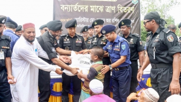 কুড়িগ্রামে বন্যার্তদের পাশে র‌্যাবের মহাপরিচালক