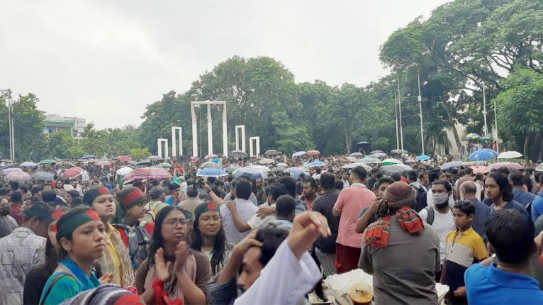 শ্রাবণের দুপুরে স্লোগানে স্লোগানে উত্তাল শহীদ মিনার