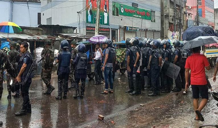 নওগাঁয় শিক্ষার্থীদের বিক্ষোভ, আ.লীগ অফিস ভাঙচুর