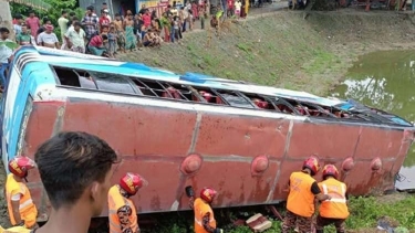 নরসিংদীতে যাত্রীবাহীবাস নিয়ন্ত্রণ হারিয়ে ওভারপাসের নিচে: নিহত ২, আহত ৪০