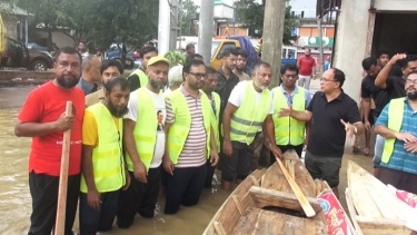 টুঙ্গিপাড়া থেকে নৌকা এলো কুমিল্লায়, চলছে ত্রাণ বিতরণ