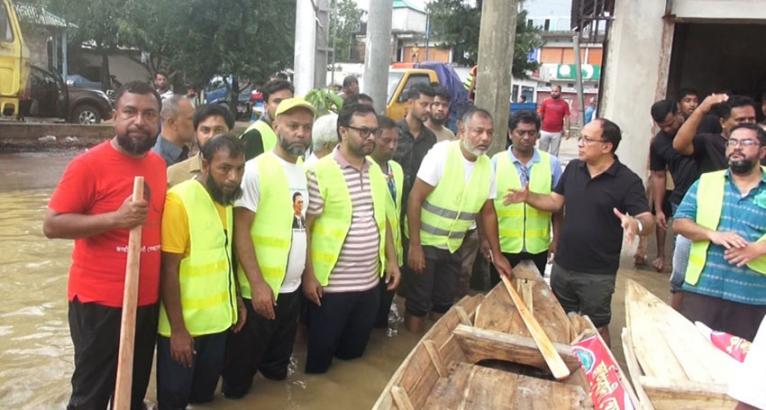 টুঙ্গিপাড়া থেকে নৌকা এলো কুমিল্লায়, চলছে ত্রাণ বিতরণ