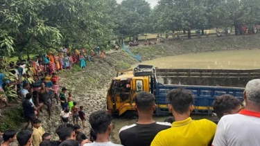 নিয়ন্ত্রণ হারিয়ে ট্রাক খাদে, প্রাণ গেল ২ শ্রমিকের