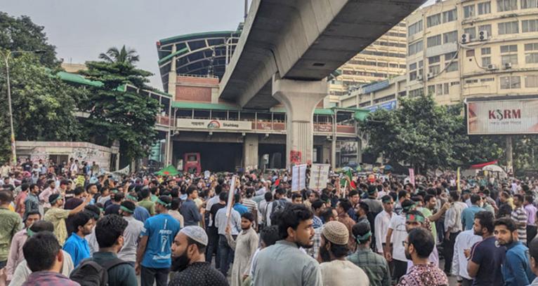 অবরোধে শাহবাগে ৩ ঘণ্টা যান চলাচল বন্ধ, চরম ভোগান্তি