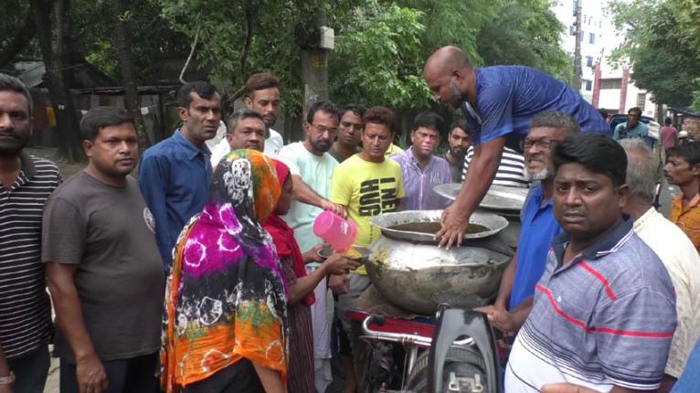 যশোরে পানিবন্দি মানুষের মাঝে বিএনপির খাবার বিতরণ