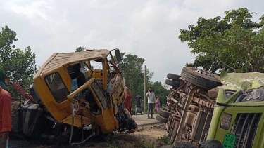 দেবীদ্বারে সড়ক দুর্ঘটনায় আহত-৩০, যান চলাচল বন্ধ