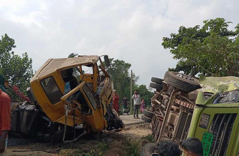 দেবীদ্বারে সড়ক দুর্ঘটনায় আহত-৩০, যান চলাচল বন্ধ