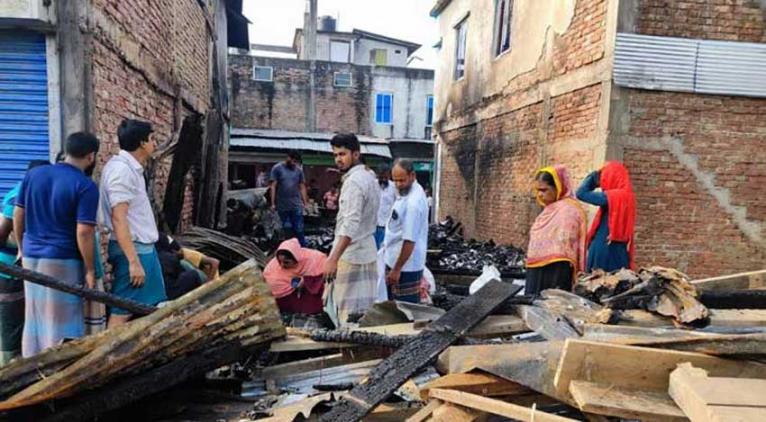 পিরোজপুরে অগ্নিকাণ্ডে ৮ টি দোকান ভষ্মীভূত