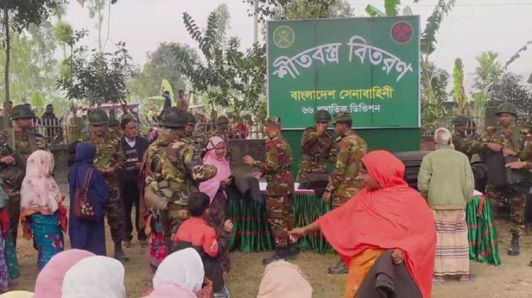 দিনাজপুরে সেনাবাহিনীর শীতবস্ত্র বিতরণ