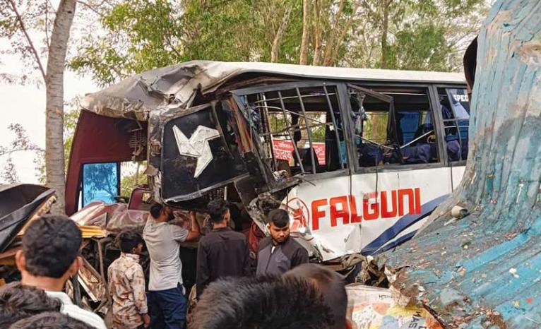 গোপালগঞ্জে বাস-কাভার্ড ভ্যানের সংঘর্ষে নিহত এক, আহত ১৫