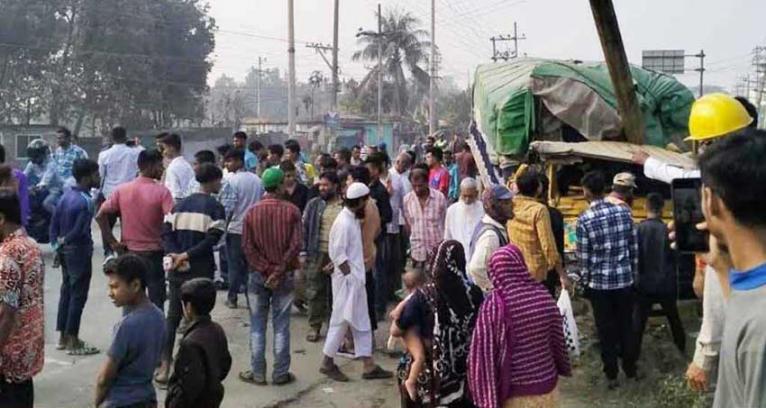 বাস-ট্রাক-প্রাইভেটকারের ত্রিমুখী সংঘর্ষে আহত ৬৩