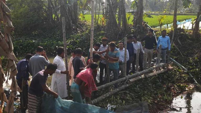 খালের অবৈধ বাঁধ ভেঙে দিলেন কচুয়া উপজেলা প্রশাসন