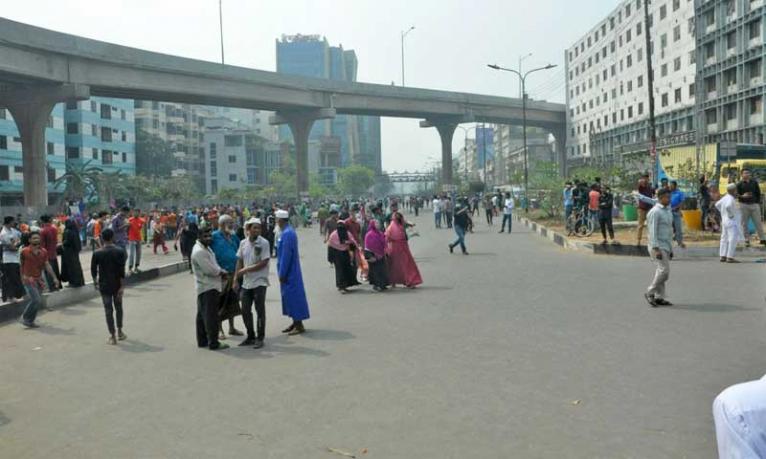 ৭ ঘণ্টা পর বনানীর সড়ক ছাড়লেন পোশাক শ্রমিকরা